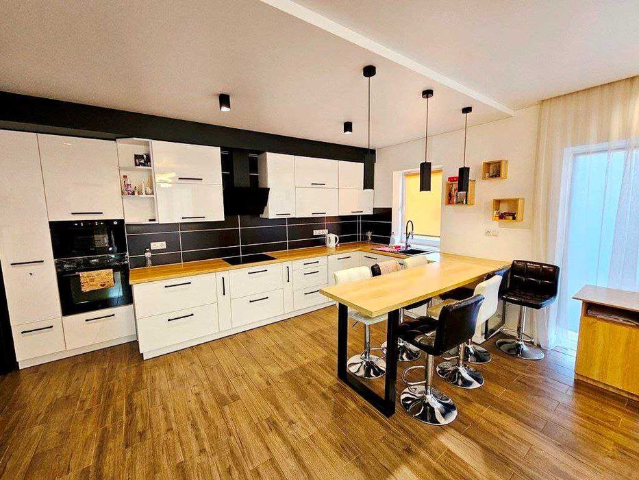 Продається новозбудований сучасний одноповерховий будинок з ремонтом.