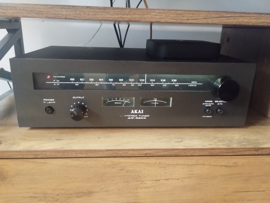 Akai AT2200 tuner radiowy.