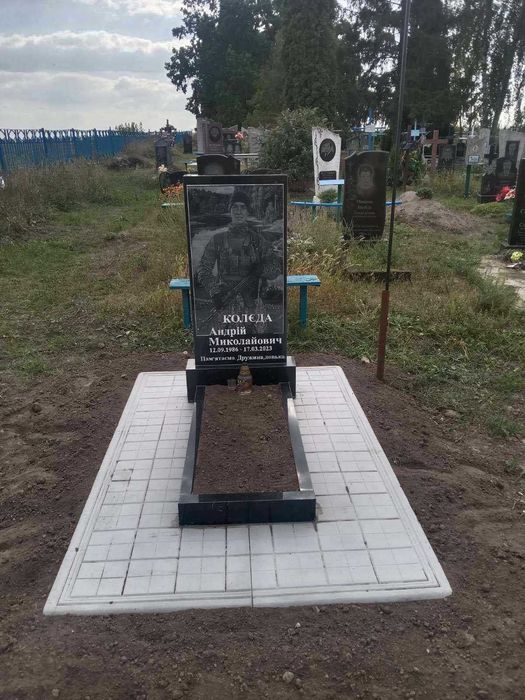 Пам'ятники , бетонні, гранітні з мармурової крихти, вази ,лампадки ...