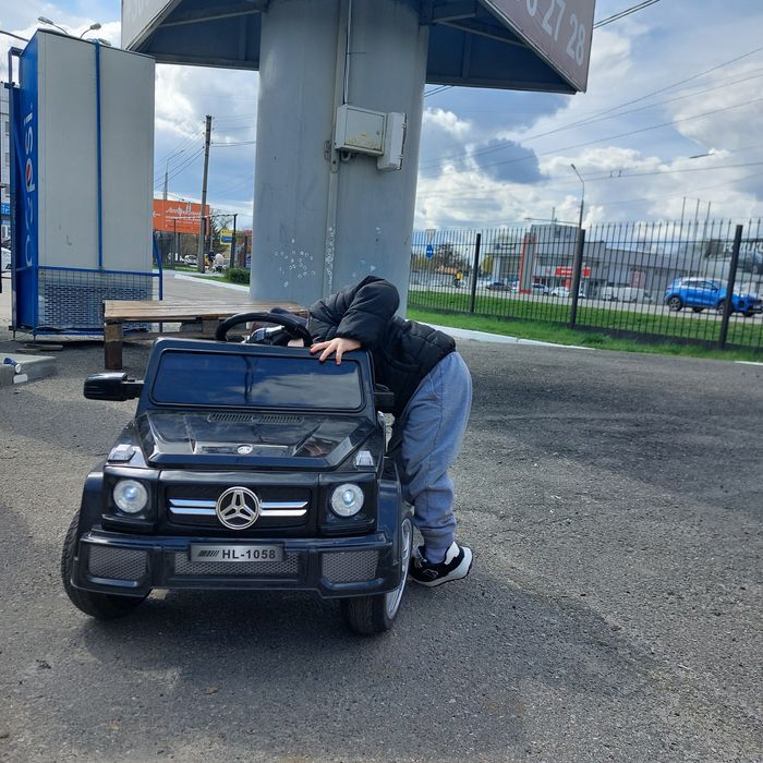 Дитячий електромобіль