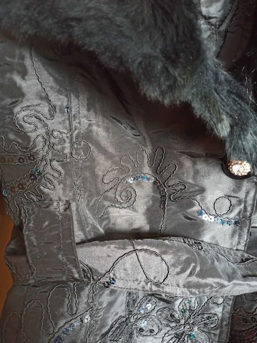 Kurtka z haftem cekinami i futerkiem 38