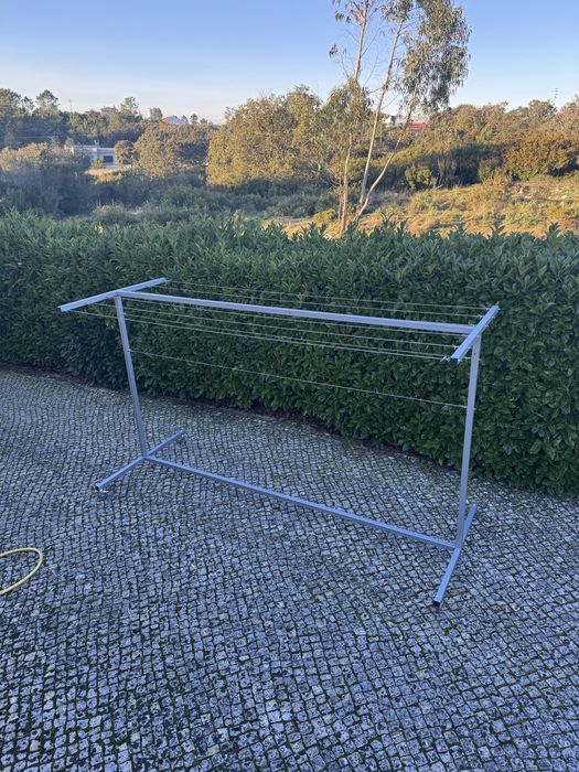 Estendal metálico com rodas