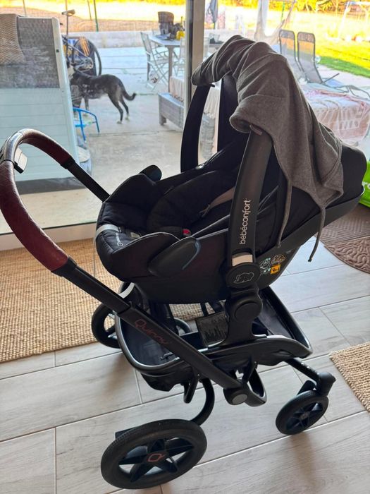 O carro é quinny com ovo e acessorios
