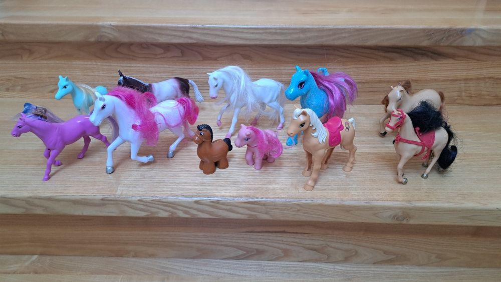 Figurki koników 11 szt
