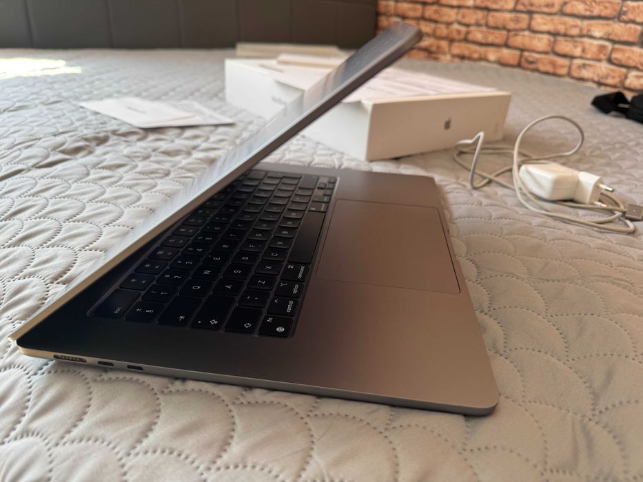 Macbook Air M2 15,3 cala 16GB RAM