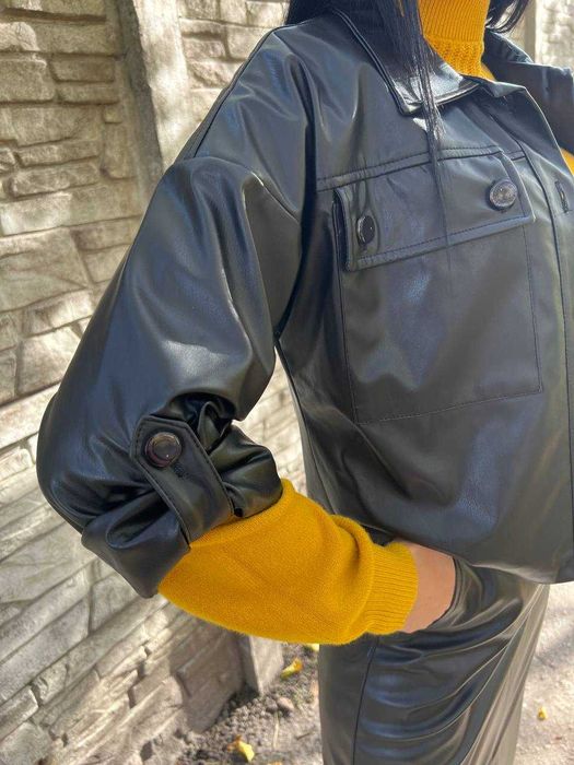 Жіночий шкіряний костюм з спідницею