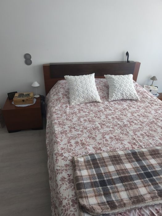 Cama de casal em cerejeira