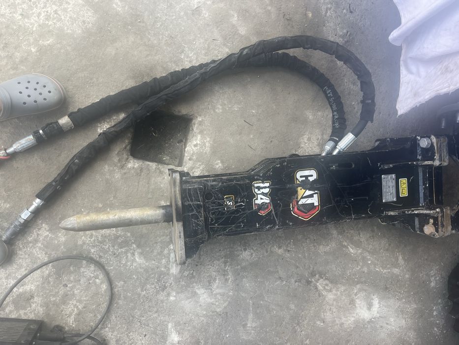 Відбійний молоток cat