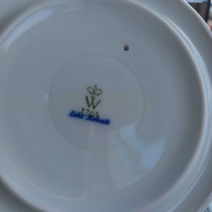 Porcelanowy świecznik zdobiony kobaltem.