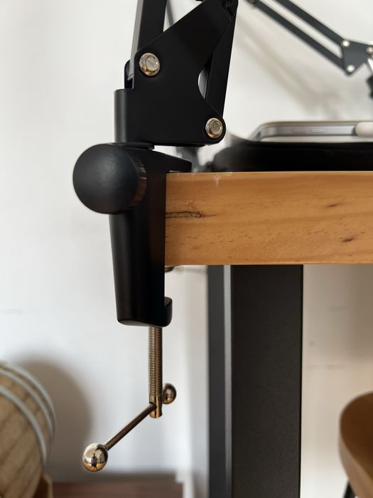 Microfone de mesa com braço articulado