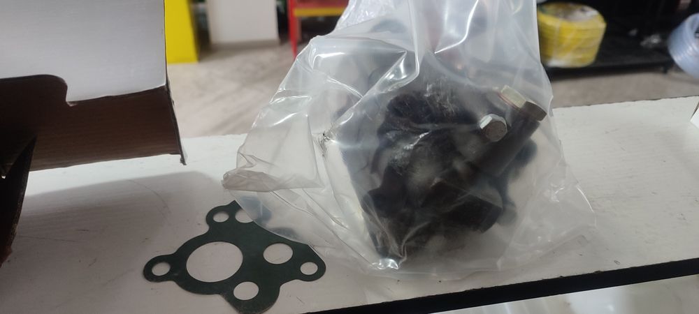 130-1011010 Насос масляный двигателя ЗИЛ 130 с прокладкой ПЕКАР