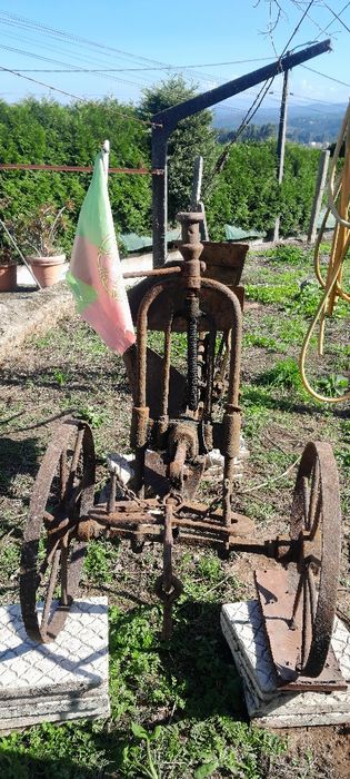 Charrua de lavrar a terra antiga