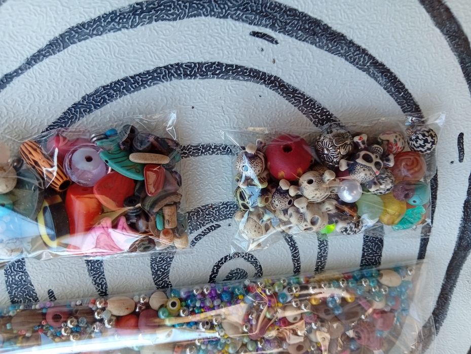 Lote de missangas 3 sacos cheios para artesanato bijuteria
