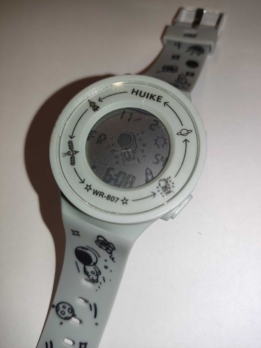 Часы наручные электронные