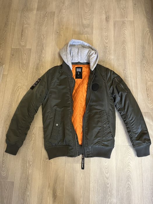 Бомбер зеленый.