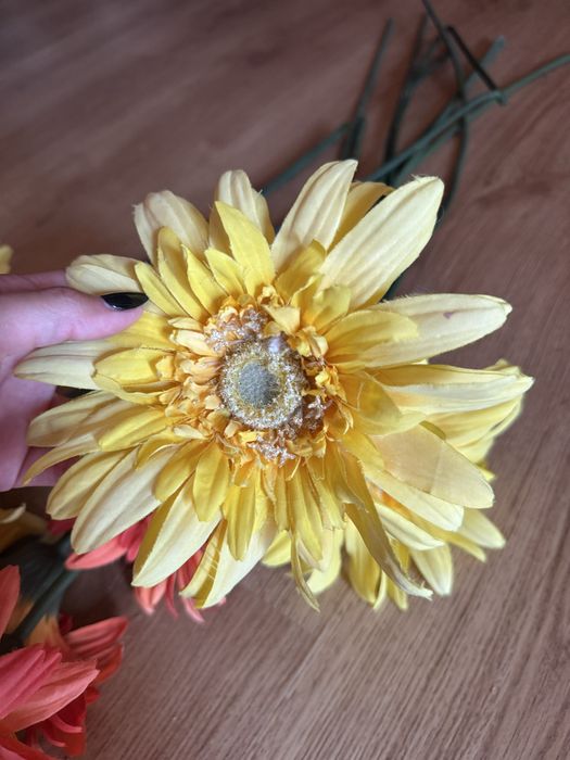 Flores artificiais amarelas e laranjas