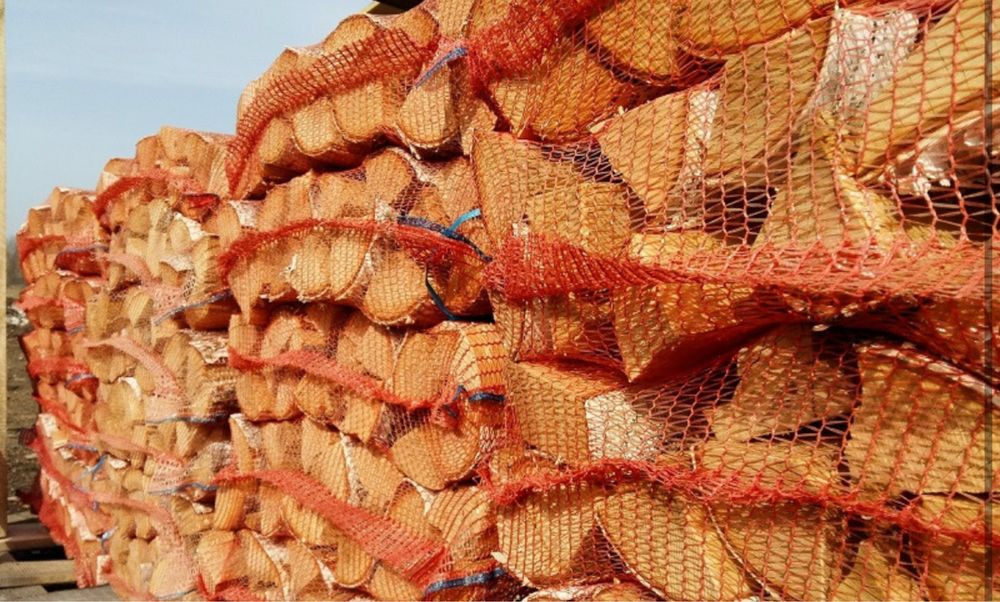 Дрова в мешка сетка на поддоне