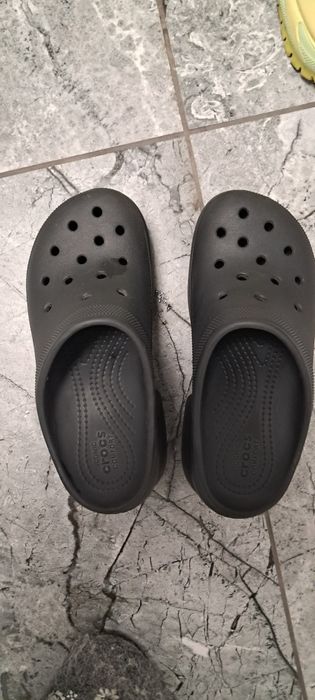 Crocs na platformie