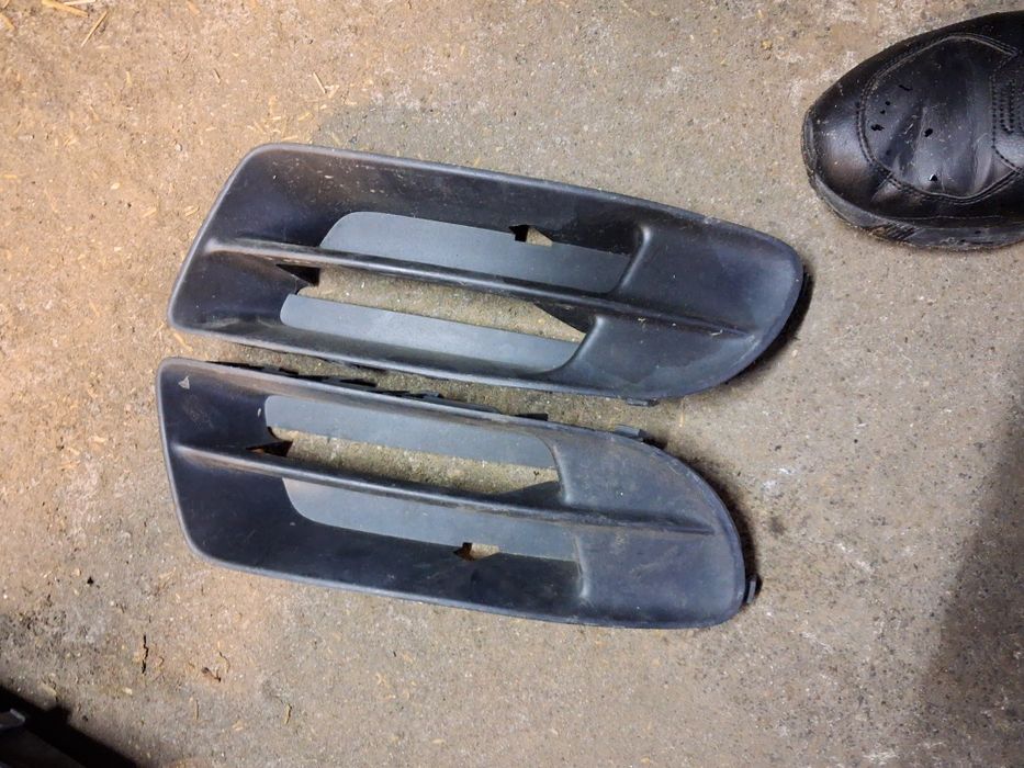 Corolla e12 HB lift zaślepka zderzaka przod halogenow