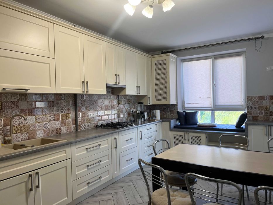 Велика 3 кімнатна квартира у Калиновій Слободі