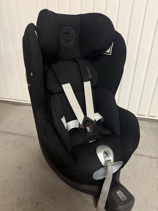 Cybex Sirona Zi I Size czarny fotelik samochodowy obrotowy z bazą
