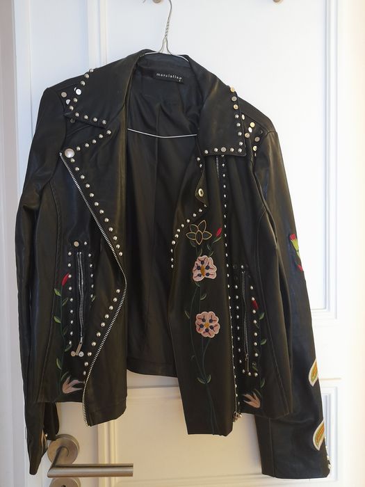 Casaco preto com flores bordadas