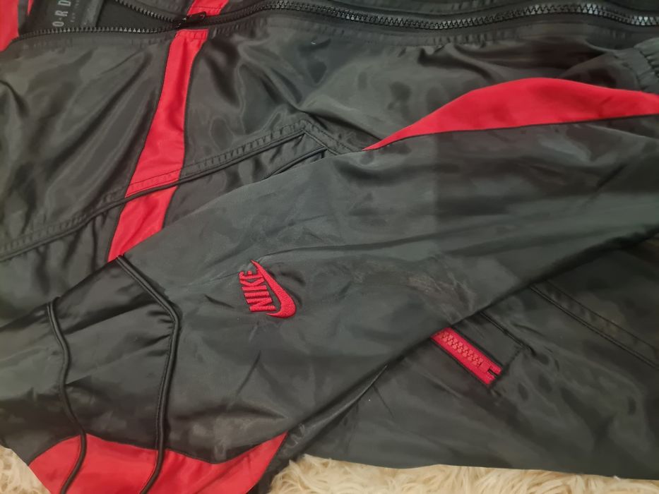 Jordan Sportswear AJ 5 w kolorze czarnym z czerwonymi detalami.