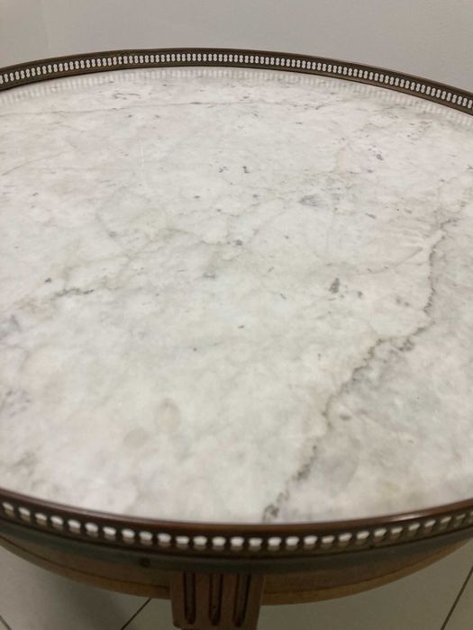 okrągły stolik kawowy z marmurowym blatem
