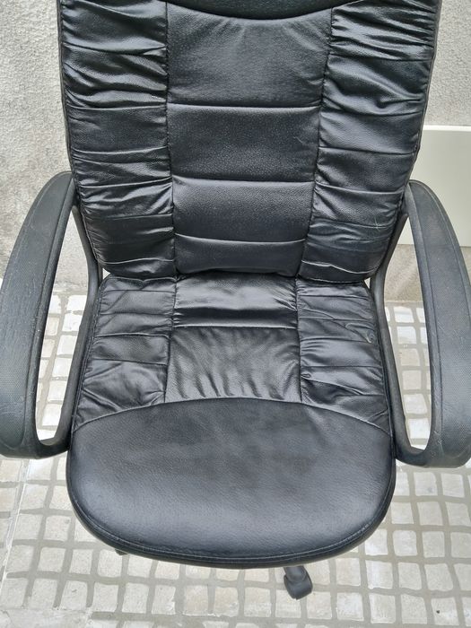 Cadeira de escritório em pele preta