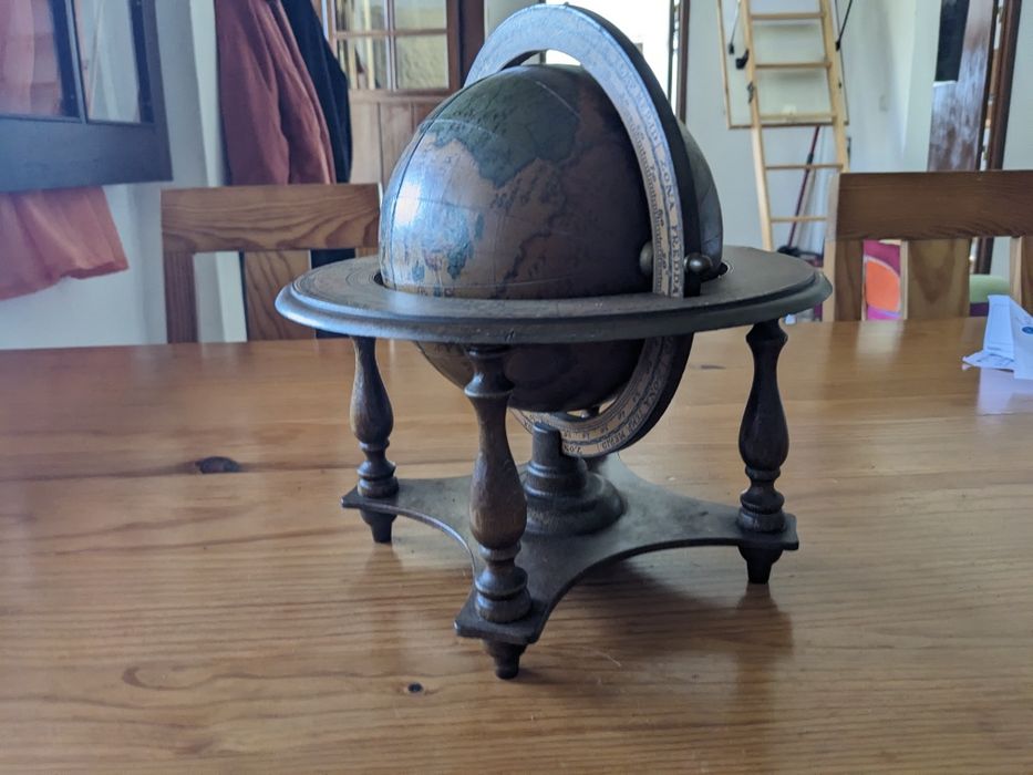 Globo antigo em madeira