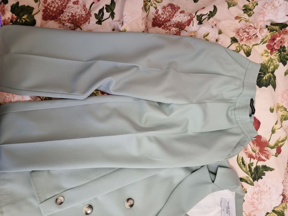 Жіночий брючний костюм