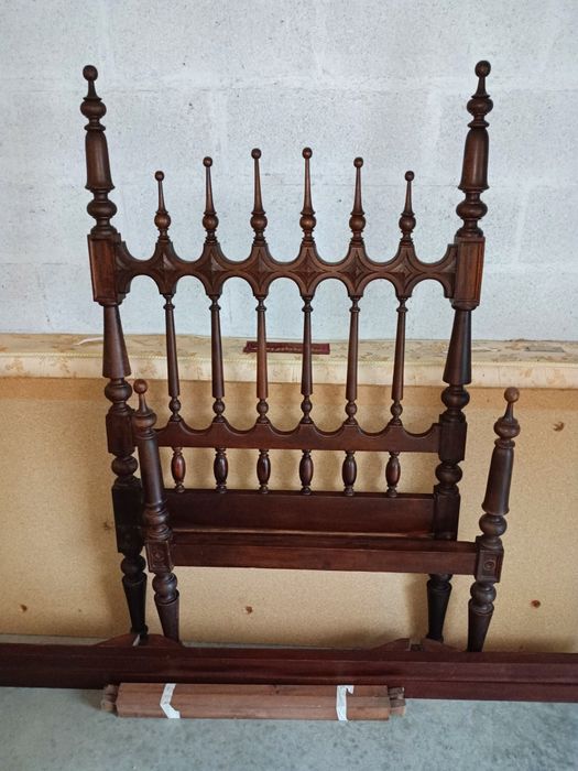 Cama de solteiro vintage com colchão ortopédico