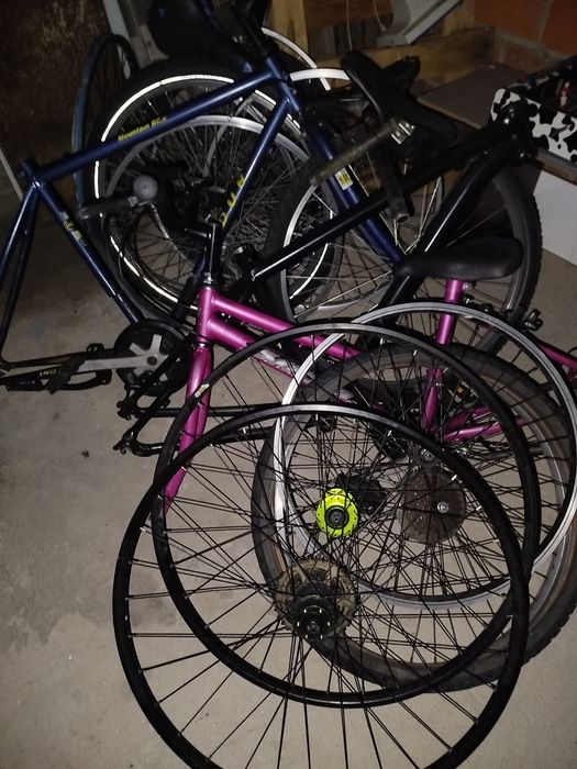Vendo tudo junto rodas de bicicleta em alumínio e em ferro e quadros