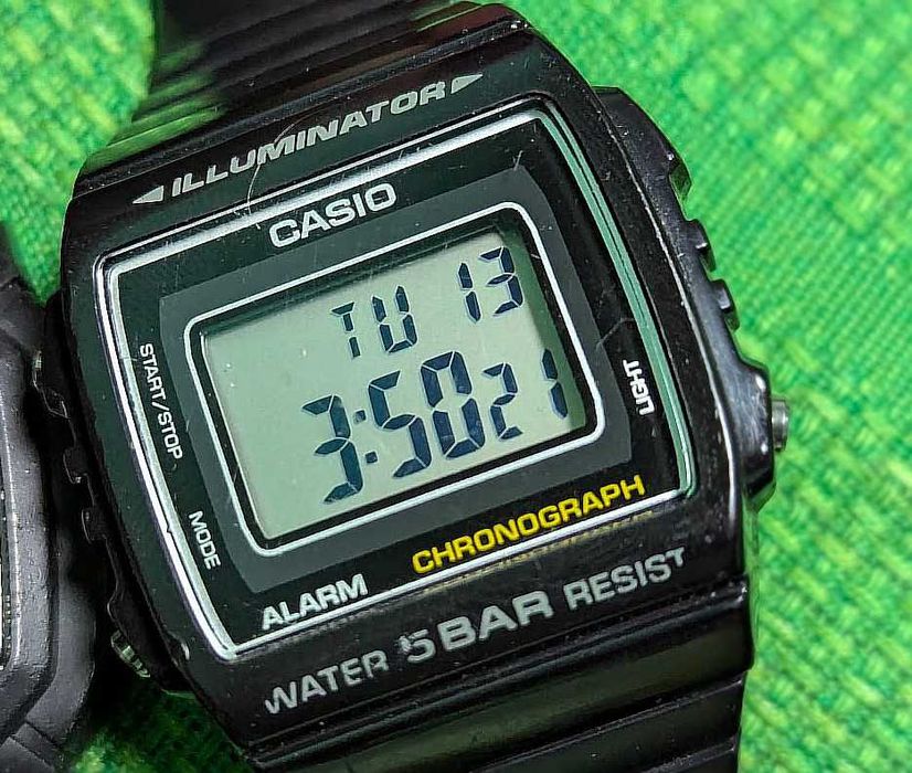 Оригинальные винтажные спортивные часы Casio .отличное  состояние