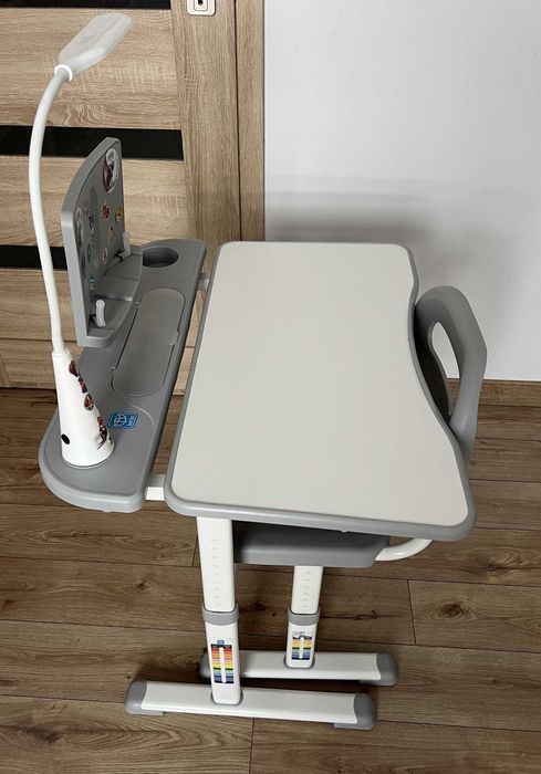 Biurko regulowane z krzesłem, Zestaw biurko i krzesło