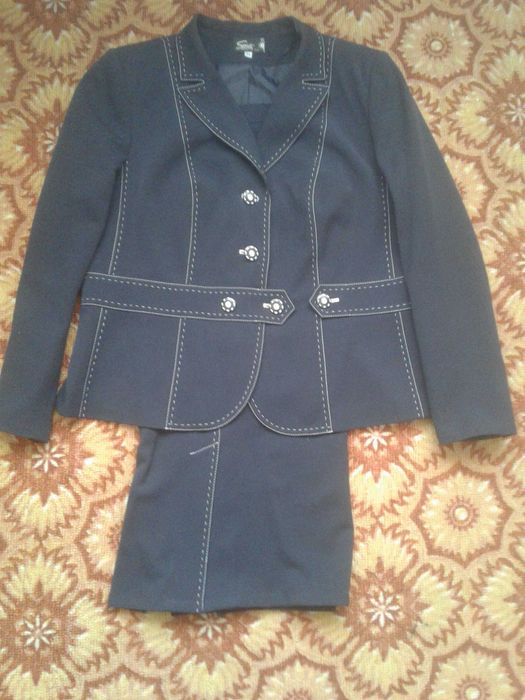 Продам женские  костюмы