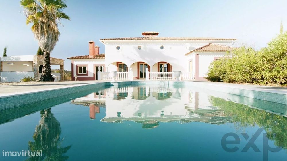 Propriedade com Quatro Quartos, Piscina Privada e Mais de 5 Hectares e