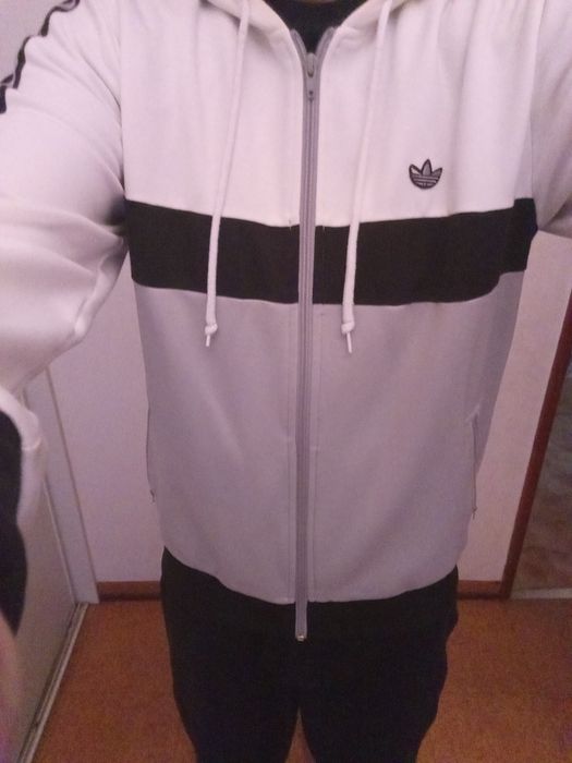 Casaco Adidas tamanho M sem uso