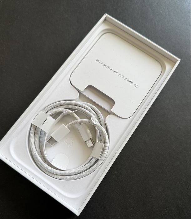 Iphone 15 wraz z etui i szybką