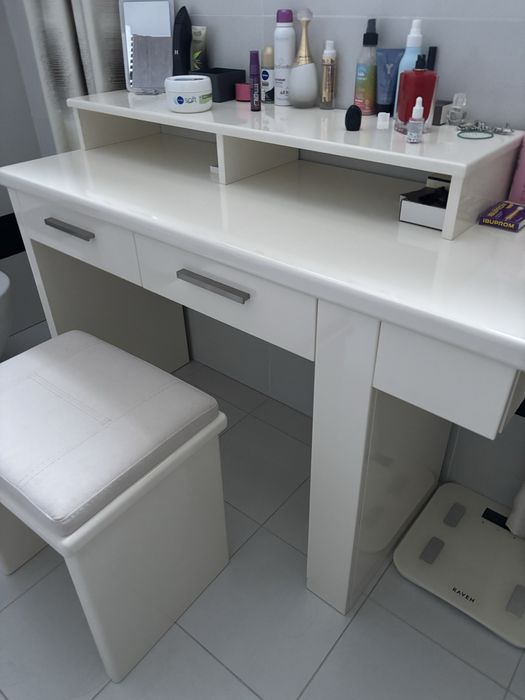 Toaletka z siedziskiem