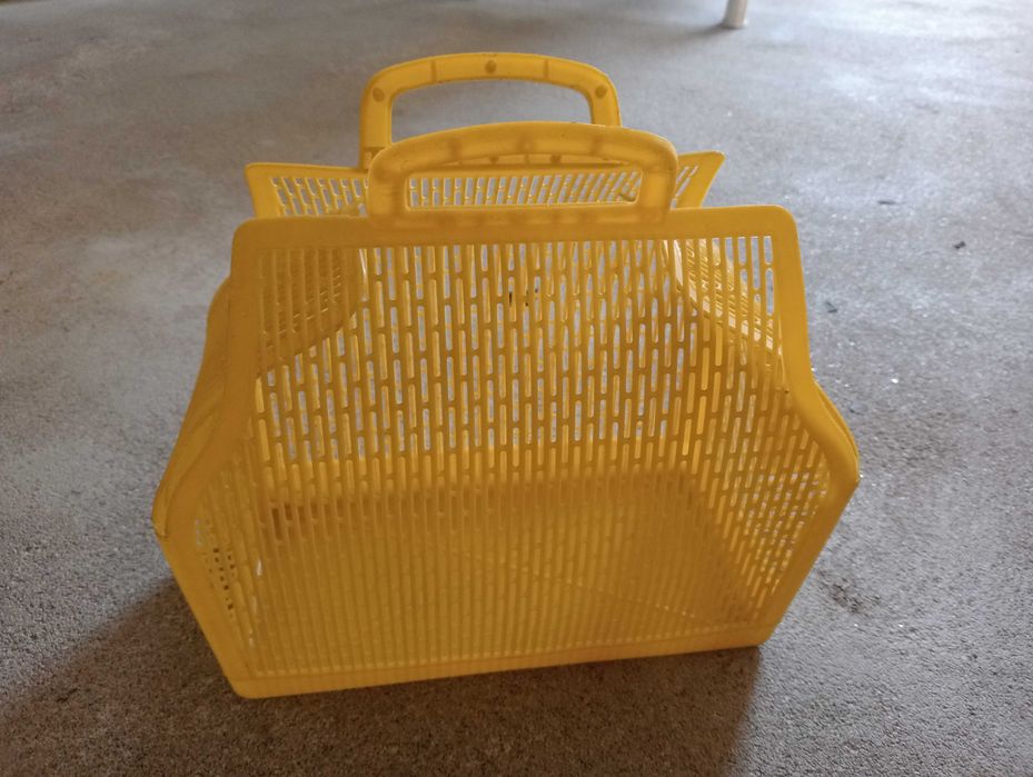Cesta amarela com asas