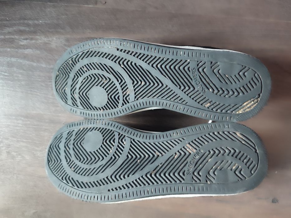 Продаются кроссовки Skechers