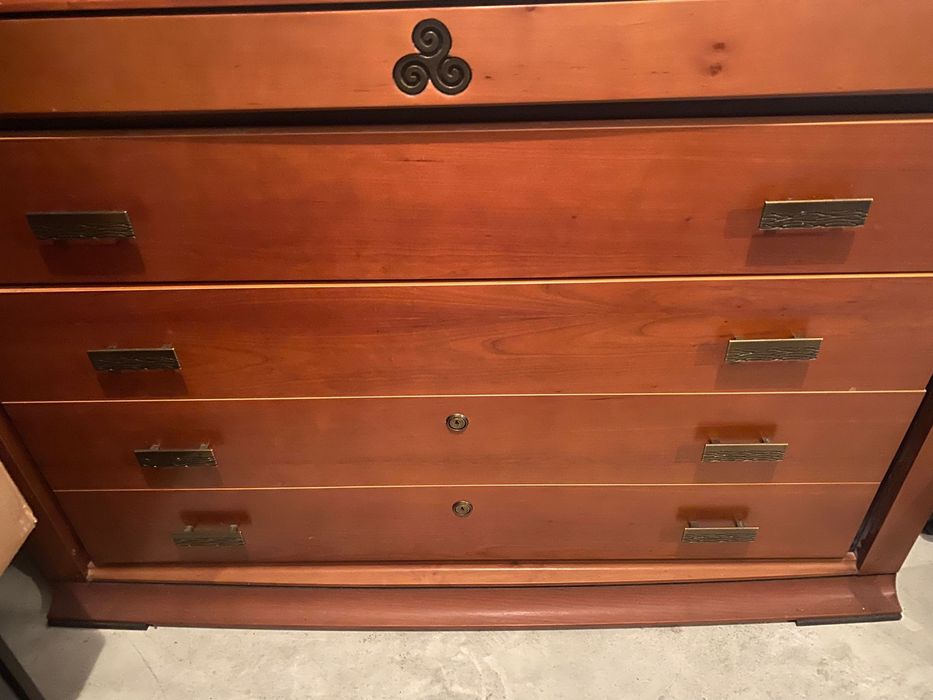 Cómoda em madeira maciça 5 gavetas -impecável, pesada e alta qualidade