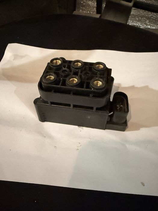 Блок клапанов пневмоподвески S-class W221 Mercedes