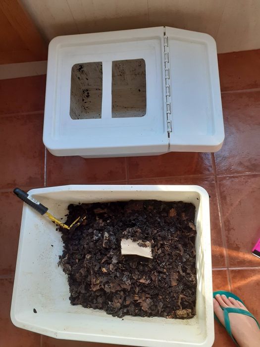 Composteira doméstica em funcionamento
