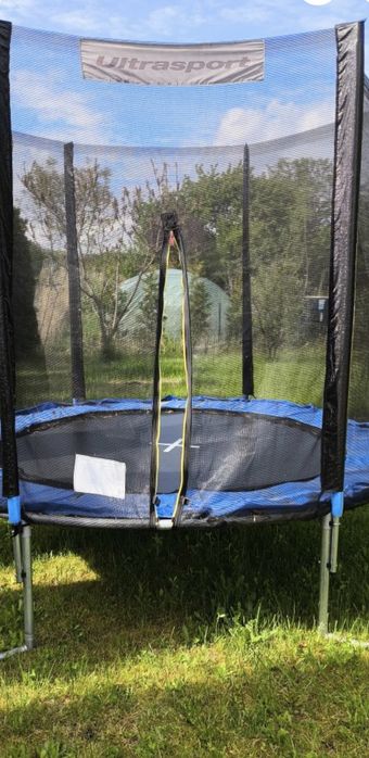 trampolina ogrodowa w stanie idealnym