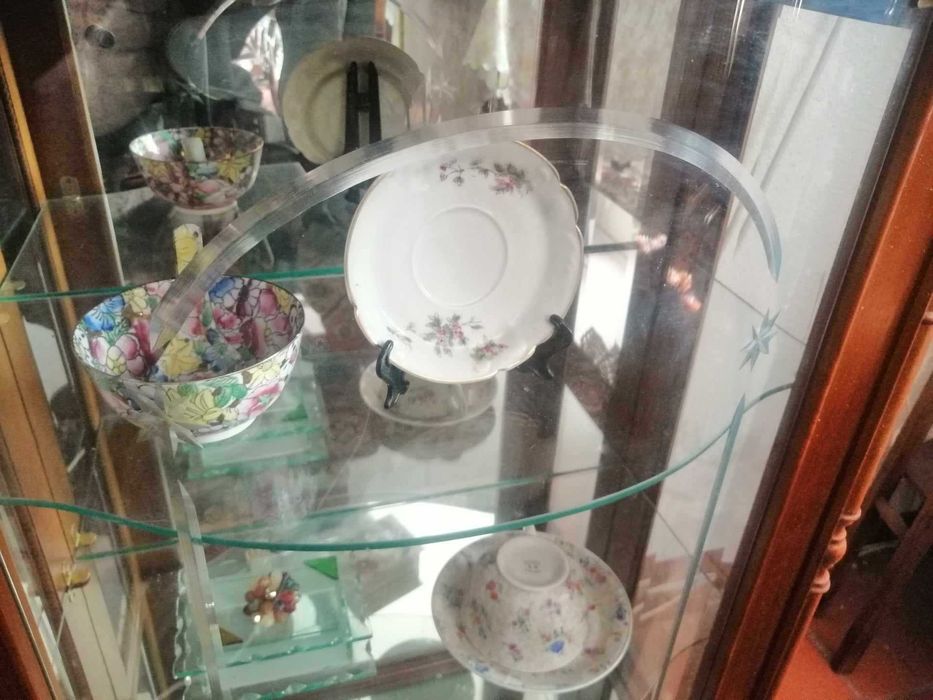 2 Móveis/ Vitrine em madeira maciça ( Vendo individual) Ler Descrição