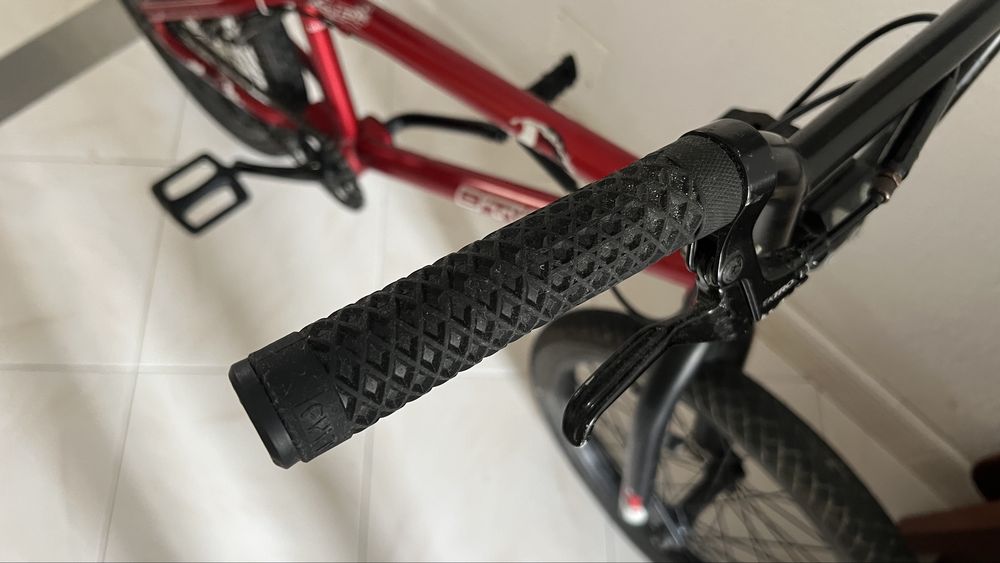 Bmx com rodas de 20”