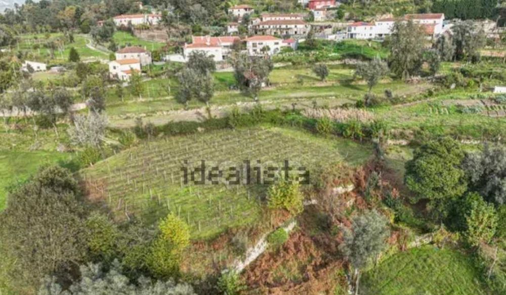 Quinta com 1,4 ha com 2 casas perto do Gerês