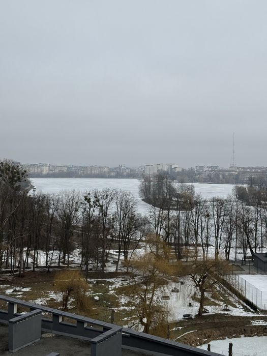 Велика 1-кімнатна квартира видова на Міське Озеро